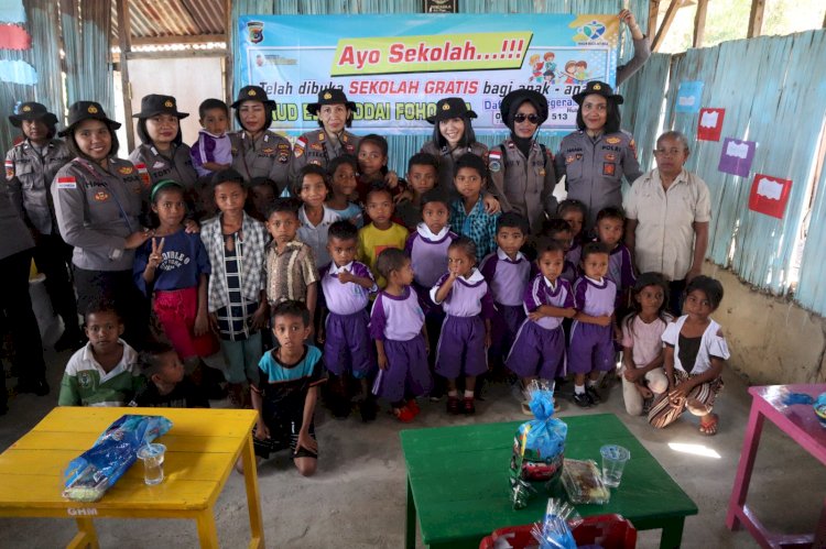 Sambut HUT Polwan ke 75, Polwan Polres Belu Turun ke Dusun Terpencil Salurkan Pakaian Sekolah untuk Anak-anak PAUD Fohomea