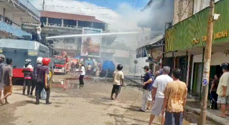 Turunkan Personel dan Water Canon, Polres Belu Bersama Damkar Padamkan Api yang Melahap Toko Perabot Rumah Tangga