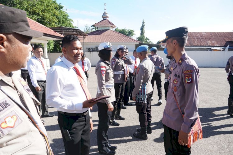 Lakukan Pengawasan Berkala, Wakapolres Belu bersama Seksi Propam Kembali Cek Sikap Tampang dan Surat-surat Anggota