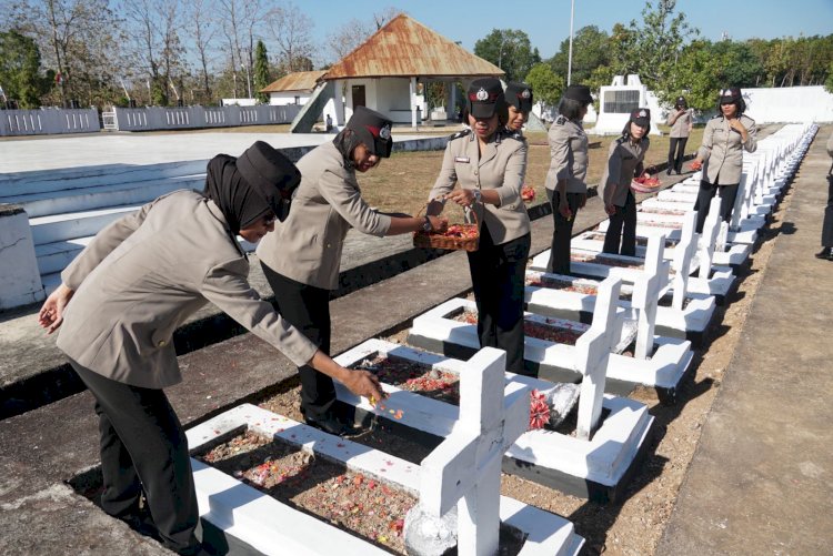 Jelang Hari Jadi Polwan ke 75, Srikandi Polwan Polres Belu Tabur Bunga di Taman Makam Pahlawan Seroja