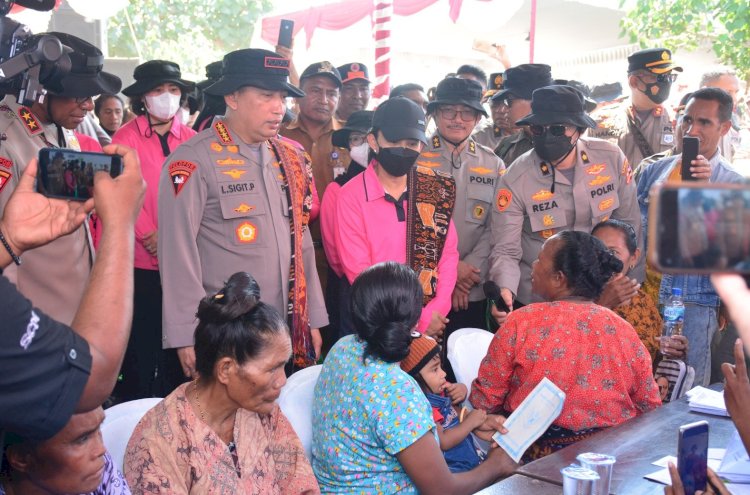 Kapolri dan Ketua Umum Bhayangkari Tinjau Bakti Kesehatan Polri Presisi di Pulau Palue NTT.-