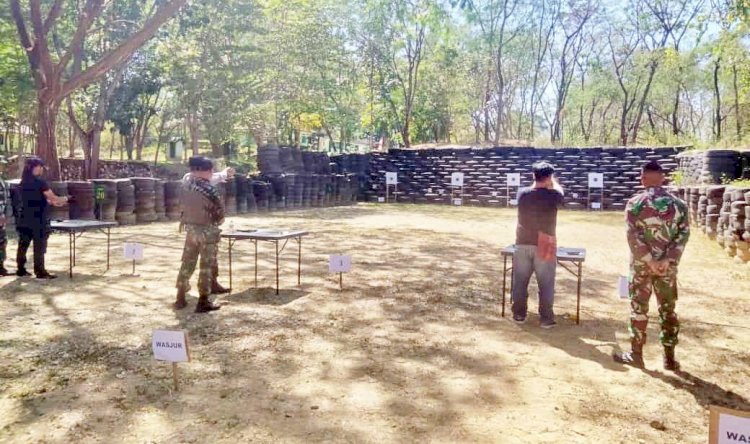 Asah Kemampuan, Personel Polres Belu Gelar Latihan Menembak di Markas Yonif RK 744/SYB