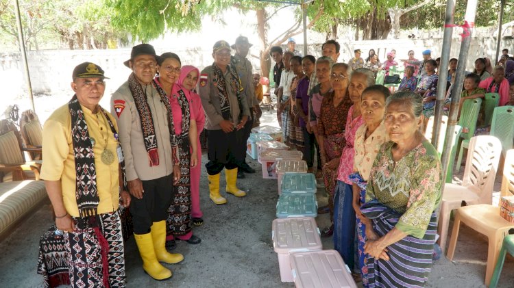 Kapolda dan Ketua Bhayangkari Daerah NTT Beri Sumbangan 100 Paket Bansos dan 2 Sumur Bor di Pulau Ndao.-