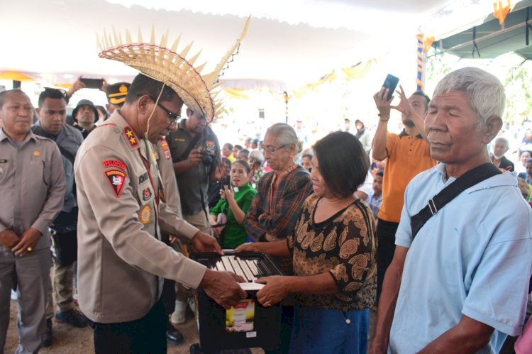 Polda NTT Menebarkan Kasih dalam Kegiatan Bakti Sosial, Kesehatan, dan Rohani di Kecamatan Sulamu.-