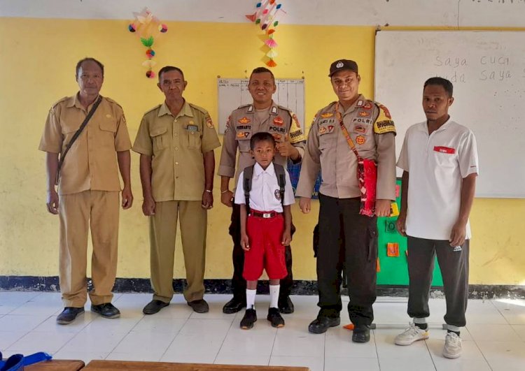 Teladani Sifat Sosial Kapolres Belu, Bhabinkamtibmas Polsek Tasifeto Barat Sisihkan Gaji Bantu Sebastianus Fahik Masuk Sekolah