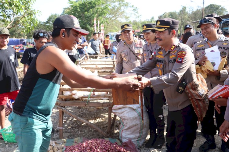 Setelah di Hadiahi Pasar UMKM Atasi Kemacetan, Para Pedagang di Halilulik dapat Bangku dan Terpal Gratis dari Kapolres Belu