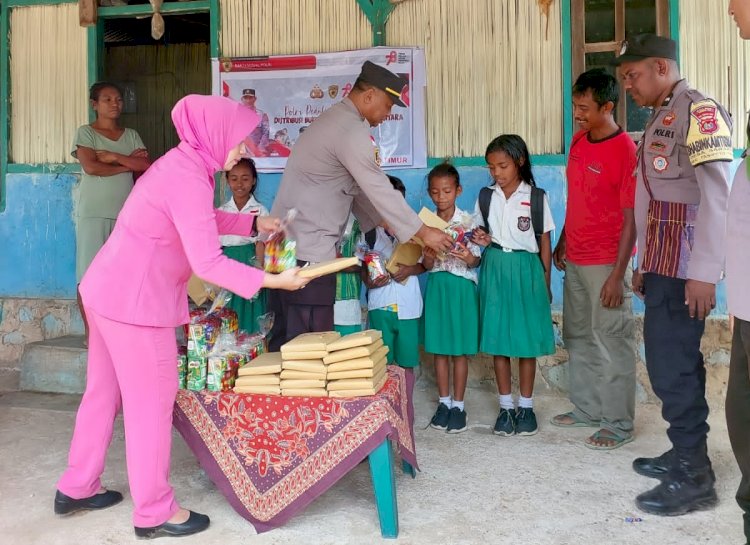 Peduli Pendidikan, Polsek Tasifeto Timur Salurkan Buku dan Alat Tulis Untuk Anak-anak Sekolah Dasar di Perbatasan