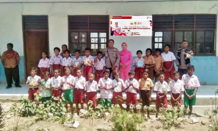 Hadir di Batas Negeri, Polsek Lasiolat dan Bhayangkari Salurkan Buku dan Alat Tulis Untuk Pelajar SDI Takarabat