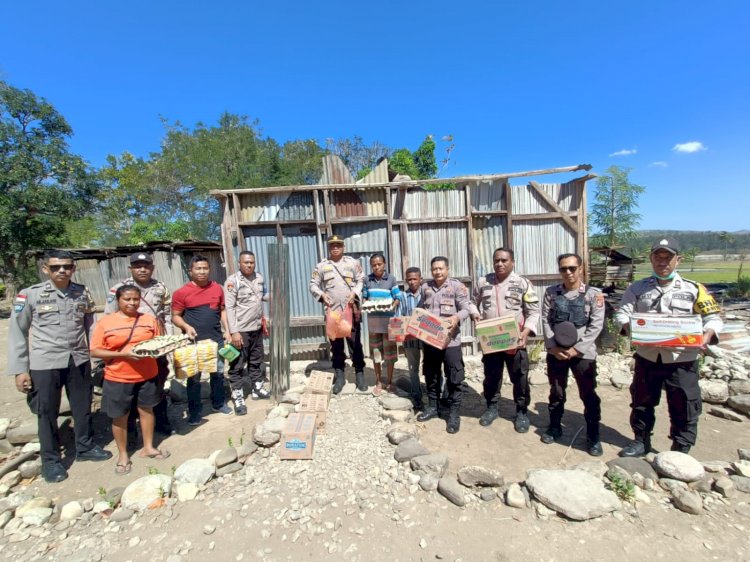 Hadir Ringankan Beban Sesama, Kapolsek Tasifeto Timur Bersama Anggota Salurkan Bantuan Sosial untuk Korban Angin Puting Beliung