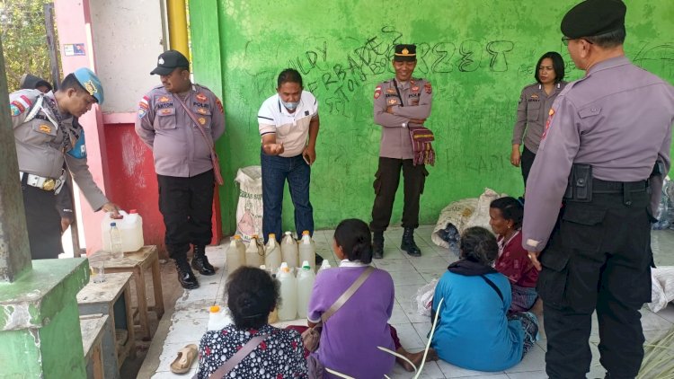 Gelar Razia di Pasar Lolowa, Satgas Ops Pekat Polres Belu Amankan puluhan Liter Miras Tradisional Siap Edar