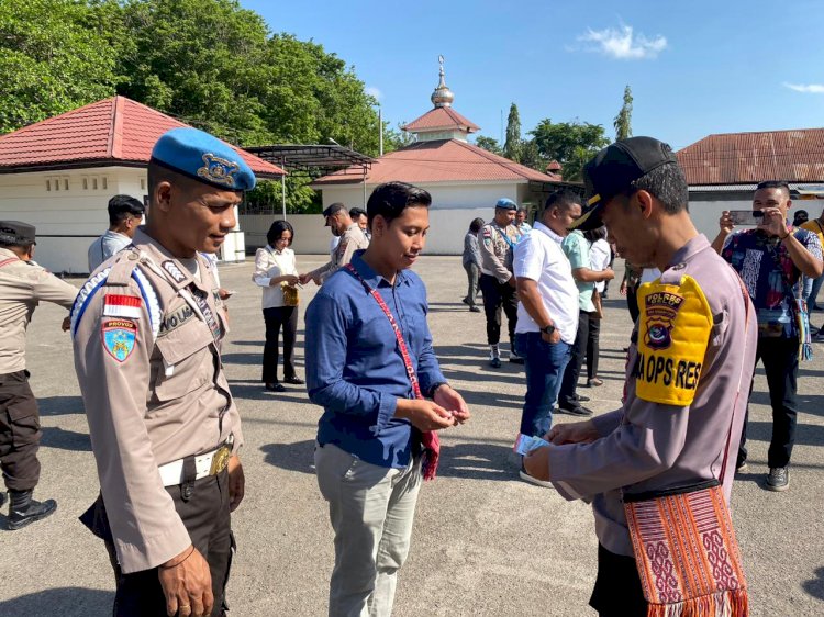 Uji Disiplin dan Cek Kesiapan Personel dalam Pelaksanaan Tugas, Wakapolres Belu bersama Seksi Propam Kembali Cek Sikap Tampang dan Surat-surat Anggota