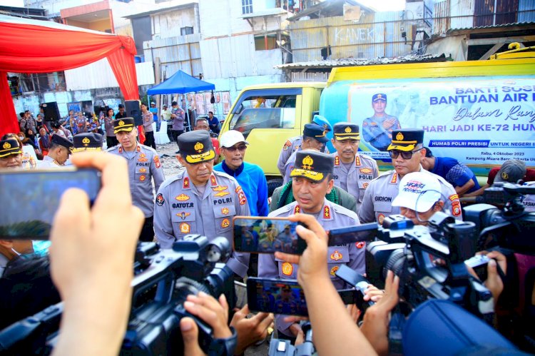 Hari Jadi Ke-72 Humas Polri Dirayakan Dengan Berbagi Air Bersih