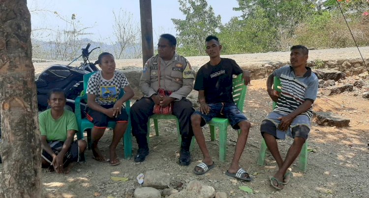 Sentuh Desa Pantauan, Bhabinkamtibmas Polres Belu Ajak Warga Bersama Polri Ciptakan Pemilu 2024 yang Damai