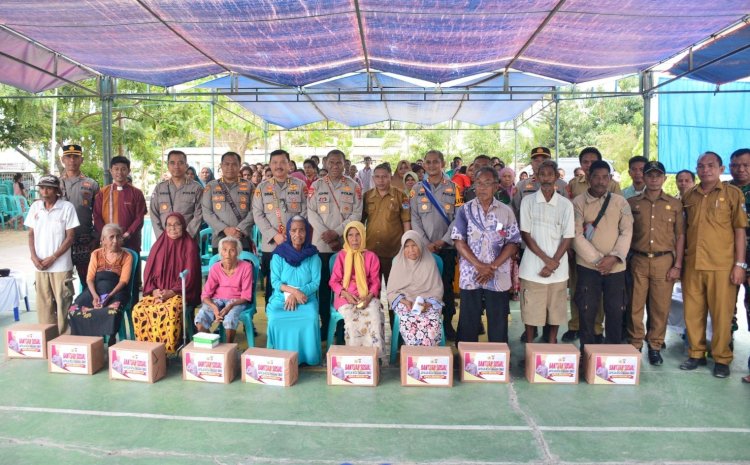 Kapolda NTT Berikan Bantuan Sosial kepada 100 KK di Kecamatan Kota Waingapu.-