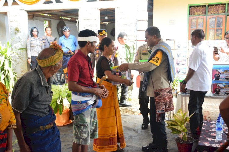 Kapolda NTT Bagikan Ratusan Sembako kepada Masyarakat Desa Kadi Pada, Sumba Barat Daya