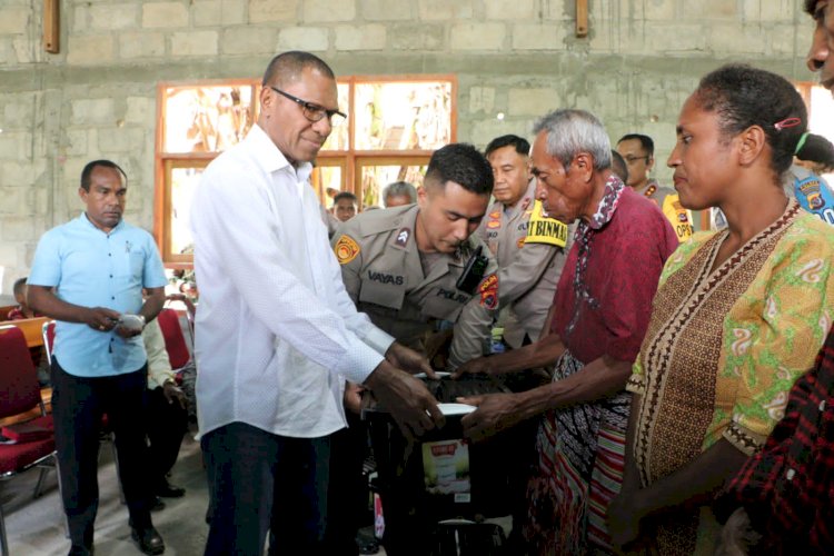 Kapolda NTT dan Ketua Bhayangkari Daerah Salurkan Bantuan Sosial Sembako di GMIT Imanuel Noetoko.-