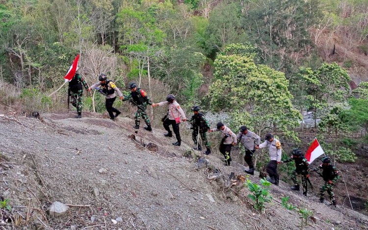 Berjalan Kaki Susuri Lembah dan Bukit, Polsek Tasifeto Barat bersama Satgas Pamtas RI-RDTL Yonif 742/SWY Gelar Patroli Cegah Tindak Kejahatan di Batas Negara