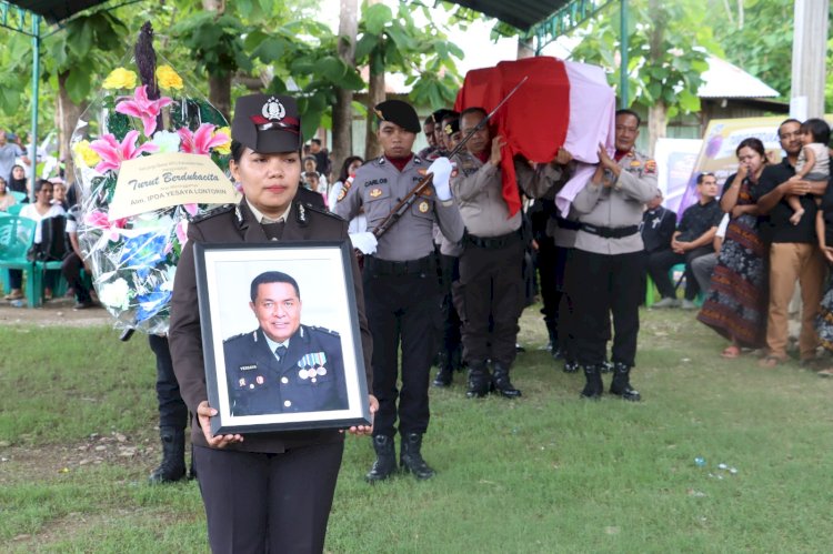 Beri Penghormatan Terakhir, Polres Belu Gelar Upacara Pemakaman Almarhum IPDA Yesaya Lontorin