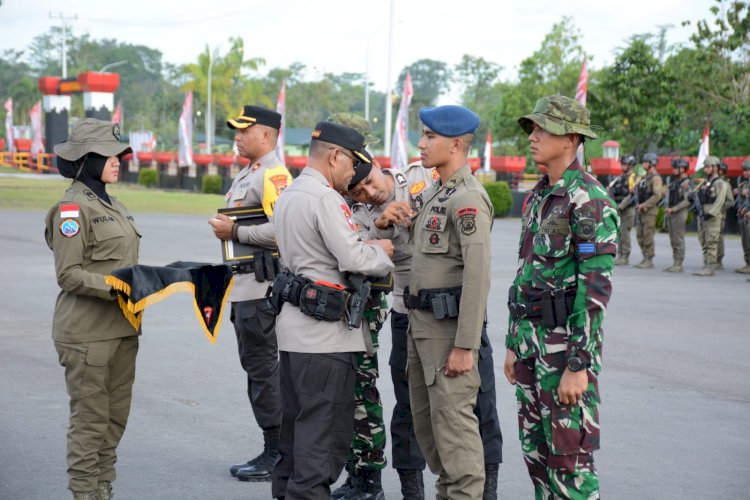 Kapolri Beri Penghargaan Pin Emas Kepada Prajurit TNI dan Anggota Polri yang tergabung dalam Satgas Operasi Damai Cartenz 2023