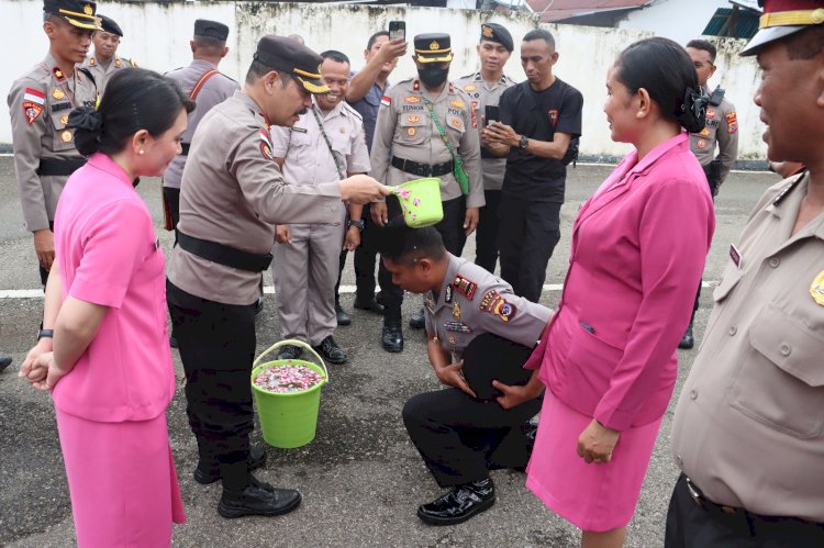 Seru dan Berkesan, 33 Personel yang Naik Pangkat Dapat Siraman Air Kembang dari Kapolres Belu dan Dihujani Water Canon