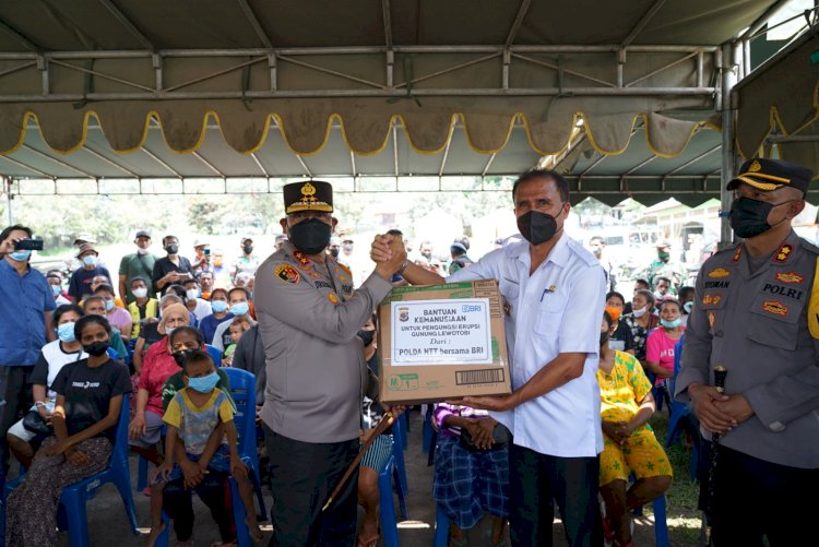 Kapolda NTT bersama Danrem 161 dan Danlanud Eltari Kupang Berikan Dukungan Langsung ke Korban Erupsi Gunung Lewotobi.-