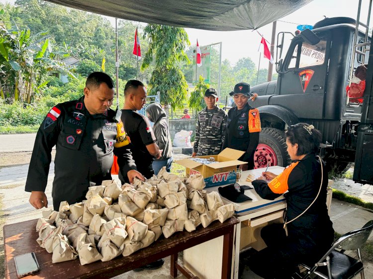 Brimob Polda NTT Sediakan Dapur Lapangan untuk Korban Erupsi Gunung Lewotobi.-