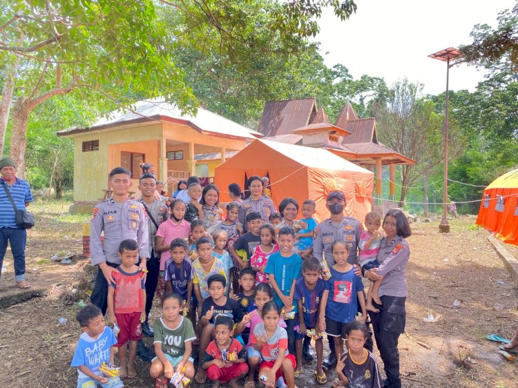 Misi Kemanusiaan, Tim Trauma Healing Polwan Ditsamapta Polda NTT Mendekatkan Harapan di Tengah Erupsi.,-