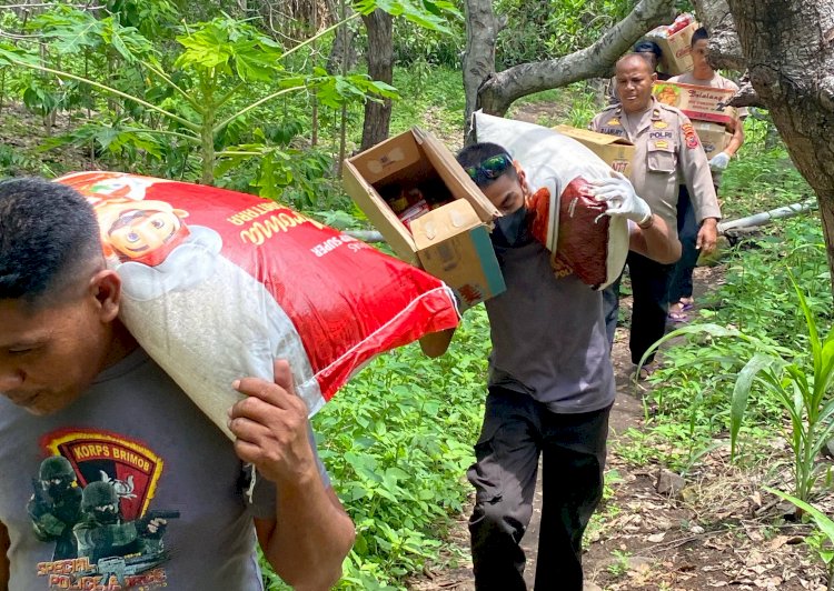 Polres Flotim Beri Bantuan Sosial untuk Pengungsi Mandiri di Kebun Desa Konga.-