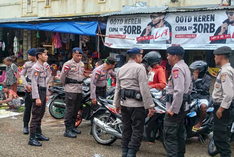 Sisir Pasar Baru, Personel Satgas OMB Polres Belu dan Brimob Imbau Warga Jauhi Tindakan Ini untuk Pemilu 2024 yang Kondusif