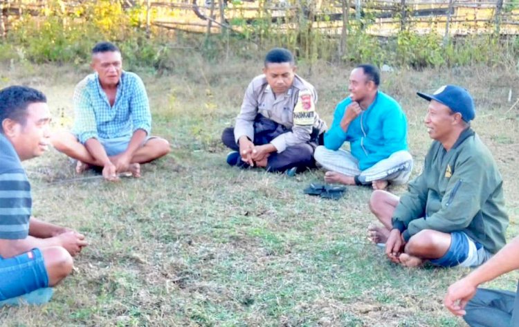 Duduk Bersama Bahas Kamtibmas, Bhabinkamtimas Lookeu Polres Belu Pinta Warga Dukung Polri Ciptakan Pemilu 2024 yang Aman dan Damai