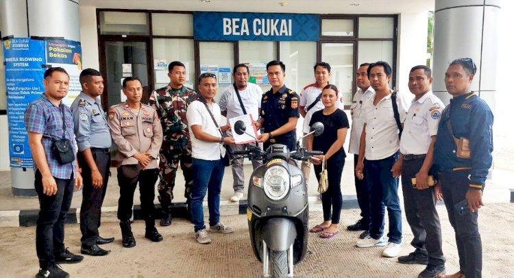 Bersama Bea Cukai Atambua, Polres Belu Terima Barang Bukti Sepeda Motor Curian Milik WNI dari Bea Cukai Timor Leste