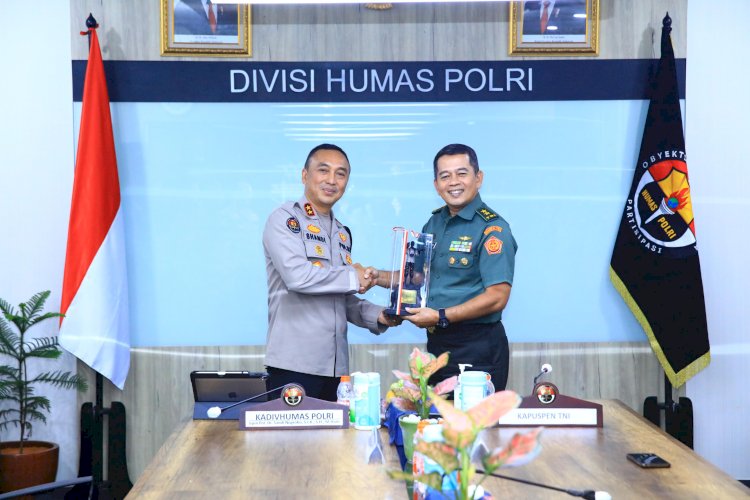 Kadiv Humas Terima Kunjungan Kapuspen TNI, Sinergitas Kunci Lewati Tantangan