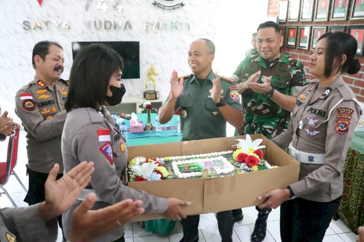 Wujud Sinergitas TNI Polri di Tapal Batas , Kapolres Belu Temui Danyon Beri Ucapan Selamat Ulang Tahun Yonif RK 744/SYB ke 46