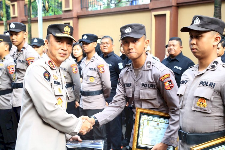 Apresiasi Perolehan Nilai Kompetensi Tertinggi, Kadiv Humas Beri Beasiswa 6 Bintara