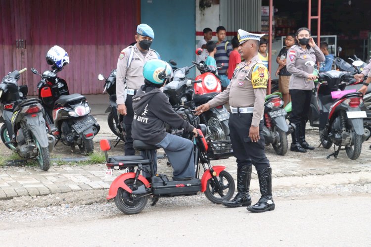 Hari ke 8 Operasi Keselamatan 2024, Kasat Lantas Polres Belu Beri Edukasi dan Larang Sepeda Motor Listrik Melintas di Jalan Raya