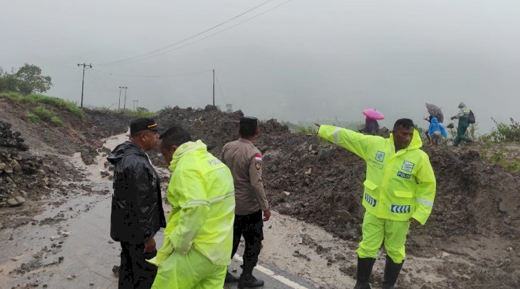 Siaga di Lokasi Bencana Alam, Sat Lantas Polres Belu bersama Polsek Lamaknen Bersihkan Material Longsor yang Menutup Jalan Sabuk Merah Perbatasan