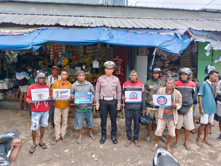 Sebar Pamflet Imbauan, Satgas Ops Keselamatan Polres Belu Ajak Masyarakat Pasar Baru Patuh Berlalu Lintas