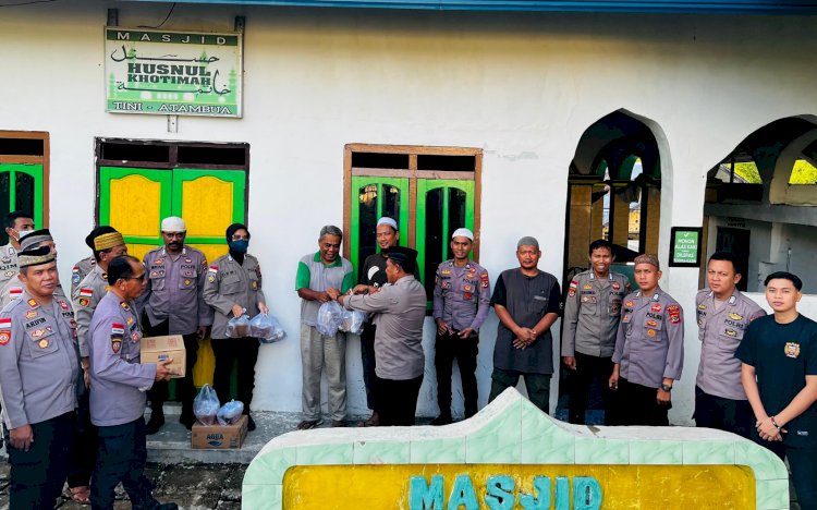 Pupuk Silaturahmi di Bulan Suci Ramadhan 1445 H, Polres Belu Turun ke Masjid Bagikan Takjil Jelang Berbuka Puasa