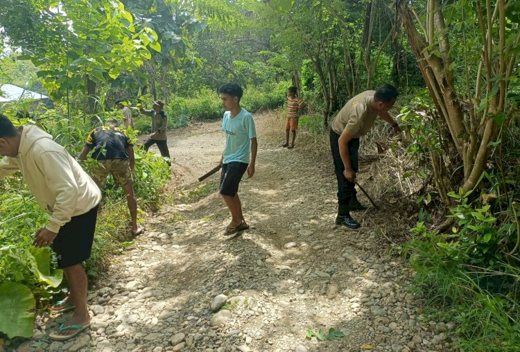 Jumat Curhat di Kampung Haekrit, Kapolsek Tasifeto Timur bersama Anggota dan Masyarakat Gotong Royong Bersihkan Jalan Desa