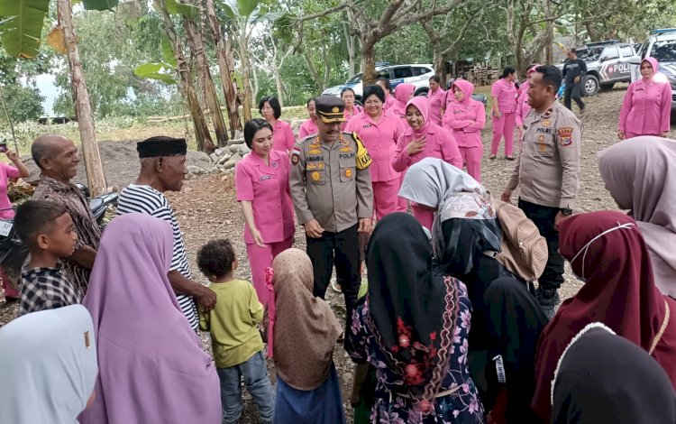 Indahnya Berbagii di Tengah Ramadhan 2024, Kapolres Belu bersama Ketua Bhayangkari Turun Bagi Takjil untuk Umat Muslim di Tasifeto Timur