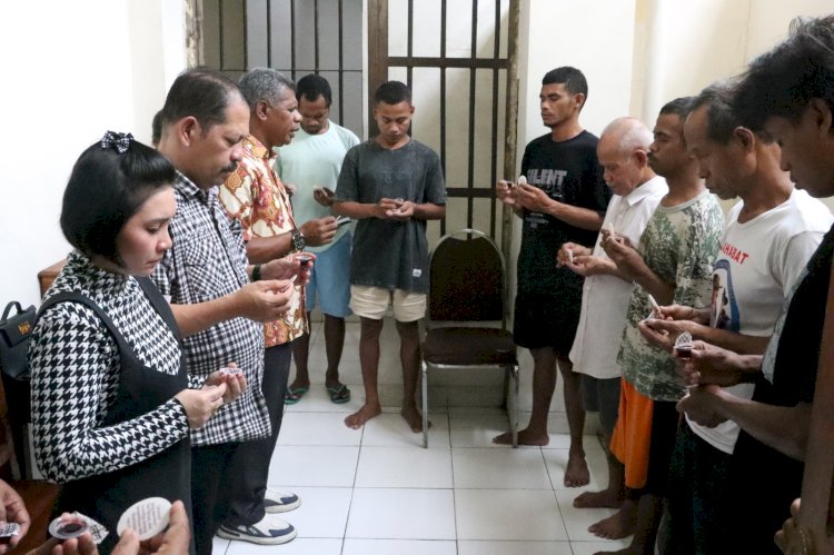 Sukacita di Momen Paskah 2024, Kapolres Belu dan Ketua Bhayangkari Gelar Perjamuan Kudus Bersama Para Tahanan