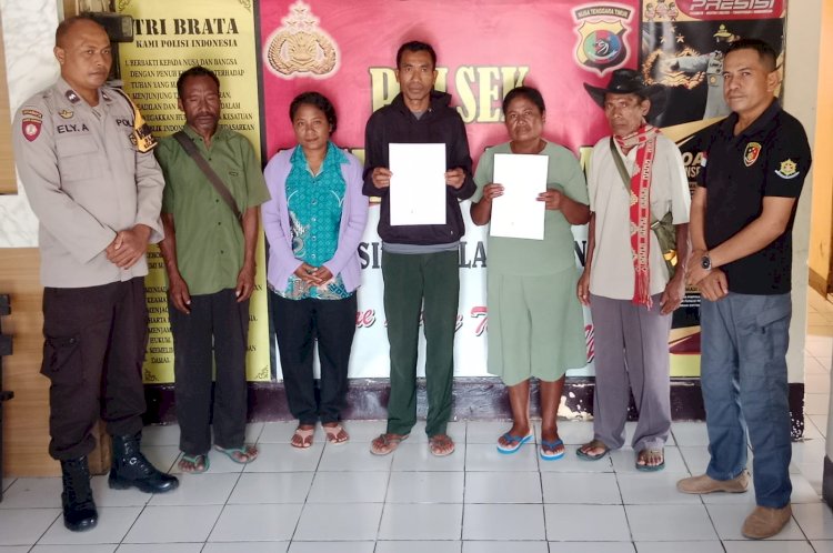 Bersama Kanit Reskrim, Bhabinkamtibmas Nanaenoe Polres Belu Bantu Warga Binaannya Mediasi Kasus Penganiayaan