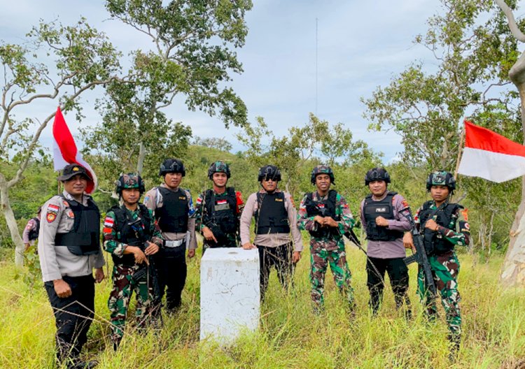 Sinergi untuk Negeri, Polsek Tastim Bersama Satgas Pamtas Yonif 742/SWY Kompak Patroli Jalan Kaki Jamin Keamanan di Perbatasan