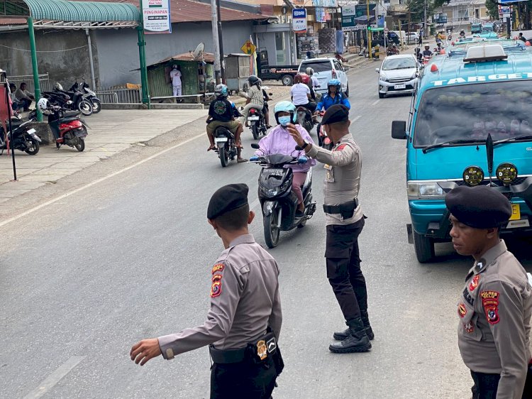 Gelar Patroli di Sejumlah Titik, Tim Perintis Polres Belu Urai Kemacetan Sembari Beri Pesan Kamtibmas ke Masyarakat