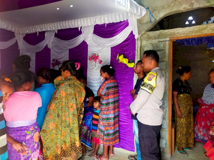 Melayat Warga Binaannya yang Tutup Usia, Bhabinkamtibmas Maumutin Polres Belu Titip Pesan ini Untuk Masyarakat