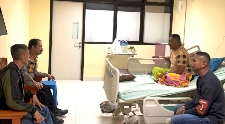 Bentuk Kepedulian Sekaligus Beri Motivasi, Kapolres Belu Bersama Wakapolres Jenguk Anggota yang Sakit