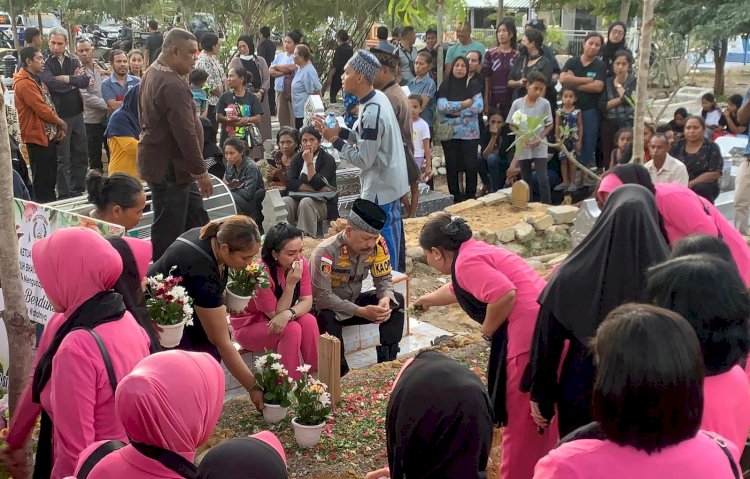 Penuh Haru, Kapolres Belu bersama Ketua Bhayangkari Antar Jenazah Almarhumah Ny.Siti Chadijah Nurdin Menuju Tempat Peristirahatan Terakhir