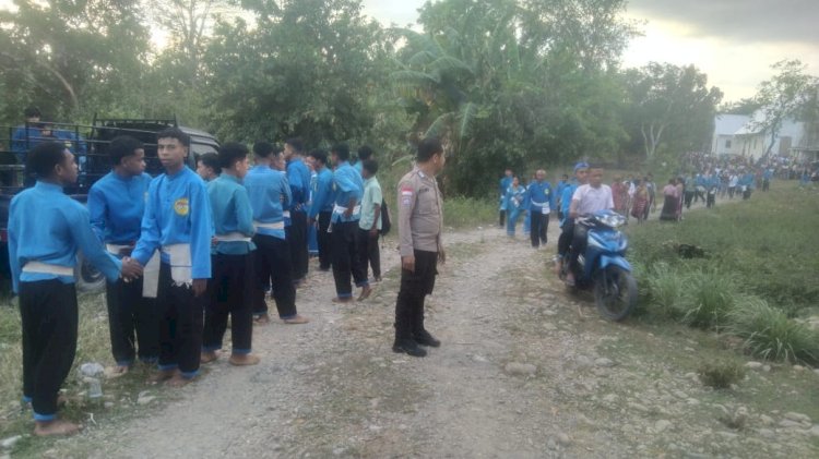 Beri Rasa Aman, Polsek Tasifeto Timur Amankan Perarakan Patung Yesus Kerahiman Ilahi di desa Manleten