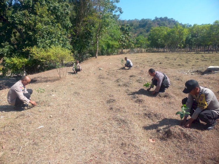 Peduli Lingkungan yang Hijau, Polsek Kakuluk Mesak Sambut Hari Bhayangkara ke 78 dengan Aksi Menanam Pohon