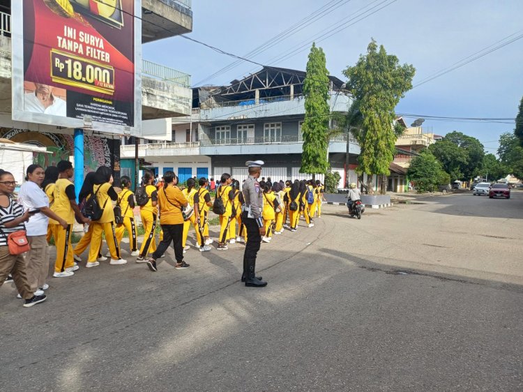 Jamin Situasi Kondusif Sekaligus Cegah Kemacetan, Sat Lantas Polres Belu Kawal dan Amankan Jalan Santai Peringati Hari Jadi SMKN 1 Atambua
